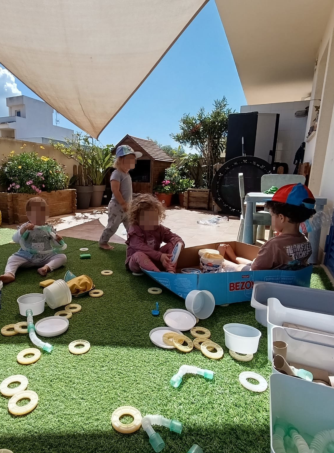 niños jugando · jardín